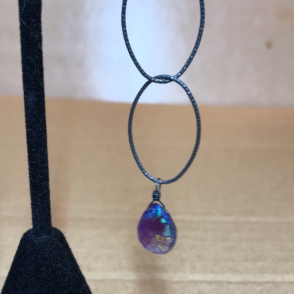 Handmade chain link earrings with purple labradorite stone - Picture 2 of 3